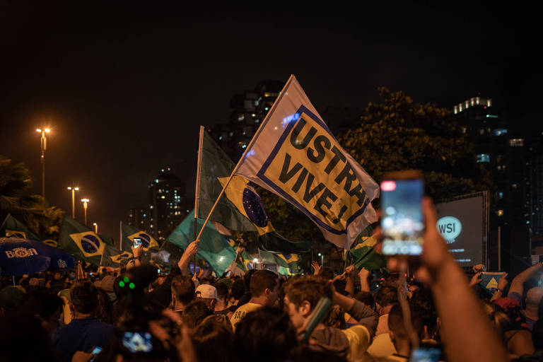 Apoiadores de Bolsonaro comemoram eleição do presidente com homenagem ao coronel Brilhante Ustra, apontado como torturador na ditadura militar, em frente ao condomínio onde o político mora, no Rio