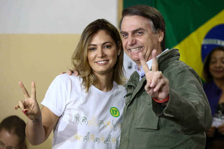 O então candidato à Presidência Jair Bolsonaro, acompanhado da esposa Michelle, vota na escola municipal Rosa da Fonseca, na Vila Militar, Rio de Janeiro