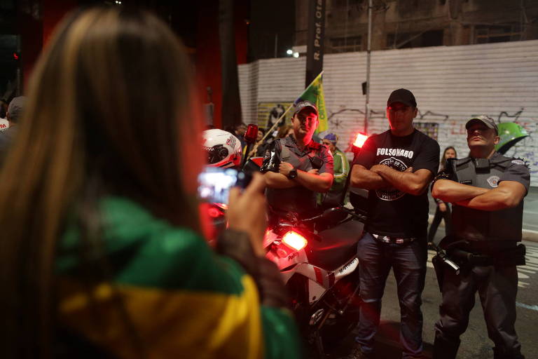 Eleitores de Jair Bolsonaro tiram foto com policiais durante comemoração vitória do candidato na Avenida Paulista, em São Paulo 