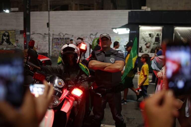 Eleitores de Jair Bolsonaro tiram foto com policiais durante comemoração vitória do candidato na Avenida Paulista, em São Paulo