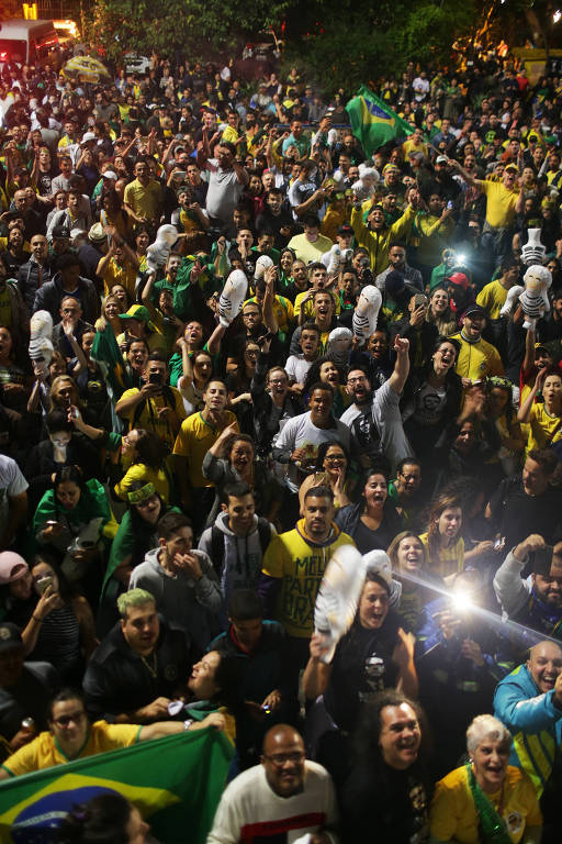 Eleitores de Jair Bolsonaro comemoram vitória do candidato na Avenida Paulista, em São Paulo