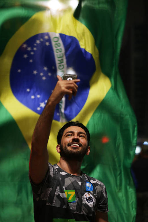 Eleitor de Jair Bolsonaro comemora vitória do candidato na Avenida Paulista, em São Paulo