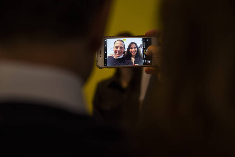 O candidato ao governo do estado de São Paulo João Doria (PSDB) tira selfie com eleitora durante visita a Casa Hope