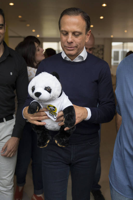 O candidato ao governo do estado de São Paulo João Doria (PSDB) ganha presente durante visita a Casa Hope