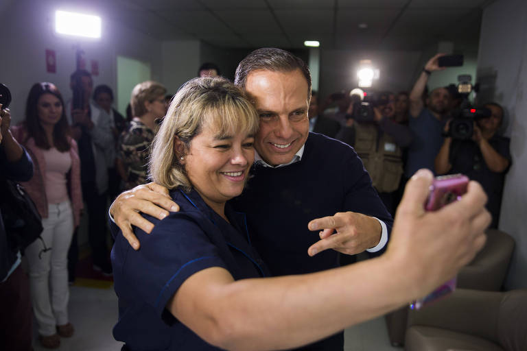 O candidato ao governo do estado João Doria (PSDB) tira selfie com eleitora durante visita ao Hospital e Maternidade Escola de Vila Nova Cachoeirinha Dr. Mário de Moraes de Altenfelder Silva, zona norte de São Paulo