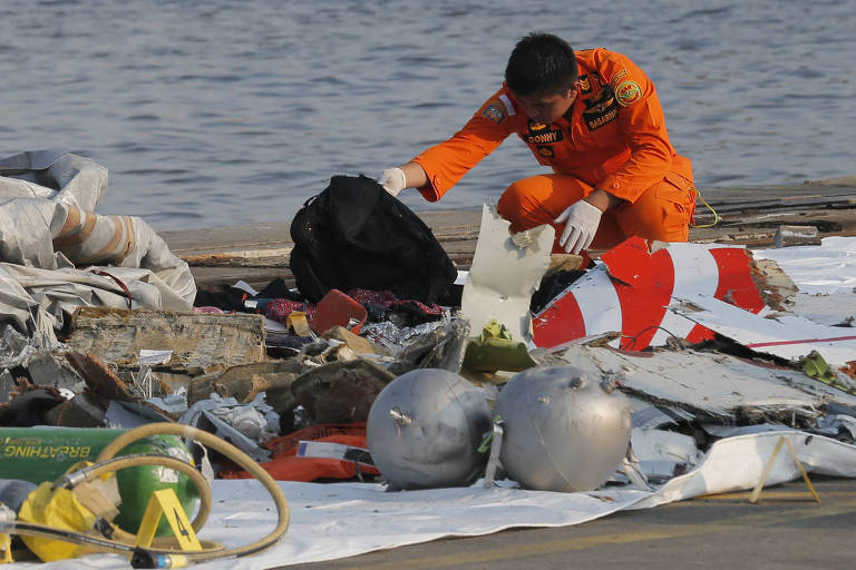 Velocímetro de avião que caiu na Indonésia estava danificado, diz comitê