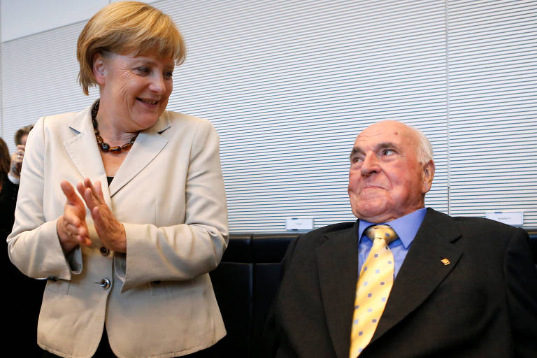 Angela Merkel com seu padrinho político e ex-chanceler Helmut Kohl, em Berlim