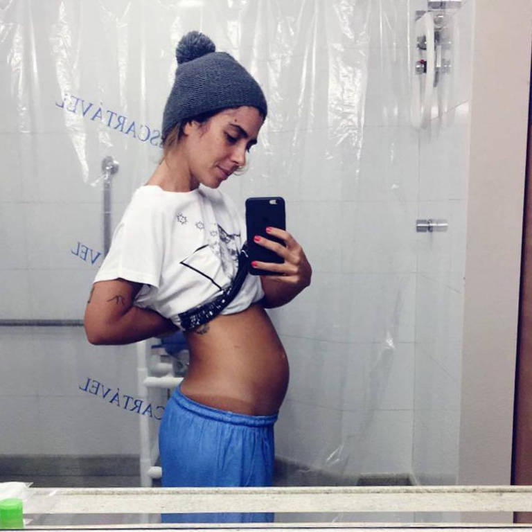 Esposa de Maria Gadú, Lua Leça anuncia gravidez e mostra barriga