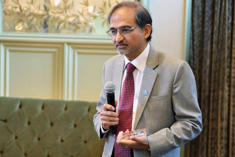 Shekhar Saxena, ex-diretor de saÃºde mental da OMS (OrganizaÃ§Ã£o Mundial de SaÃºde), discursa com microfone na mÃ£o