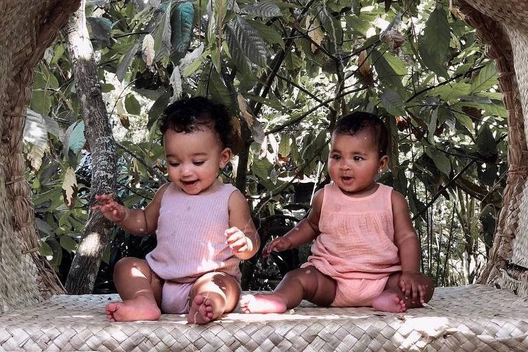 Kim Kardashian compartilha um momento adorável entre primos Chicago e True: 'Amigas em Bali' 
