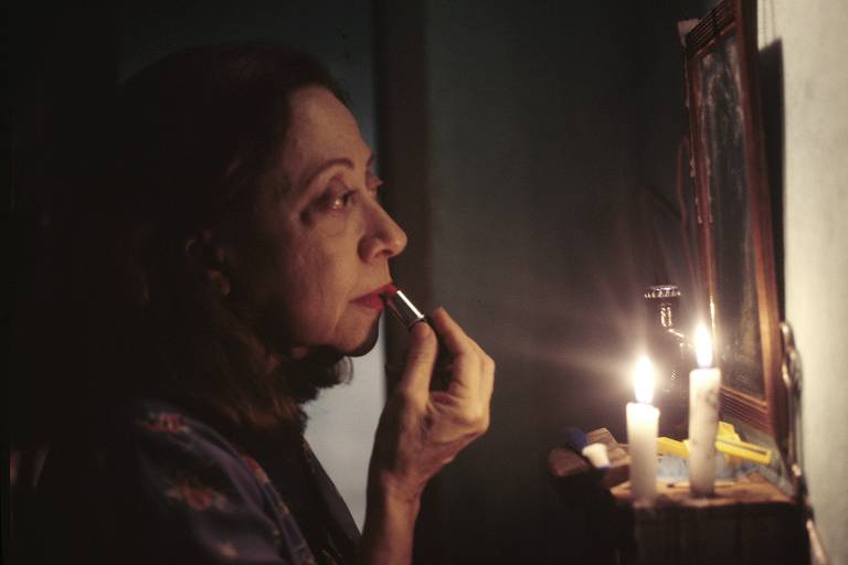 Fernanda Montenegro no set de 'Central do Brasil', de Walter Salles, em foto  feita pelo diretor de fotografia Walter Carvalho
