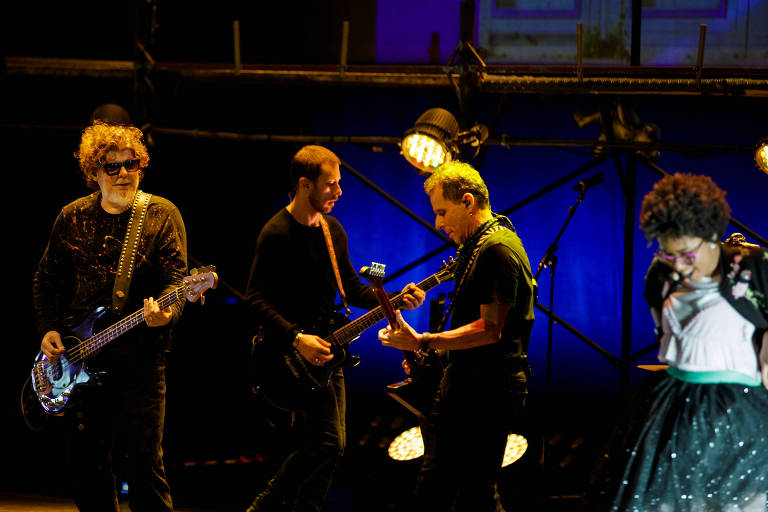A banda rock Titãs estreia o espetáculo opera-rock "Doze Flores Amarelas" , no Sesc Pinheiros
