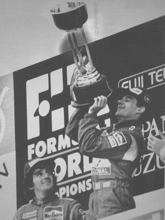 Senna levanta o troféu após vencer o GP do Japão em 1988