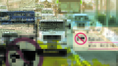 Montagem sobre imagem de caminhão que roda sem placa para fugir do horário de restrição de circulação na Marginal Tietê, em São Paulo 