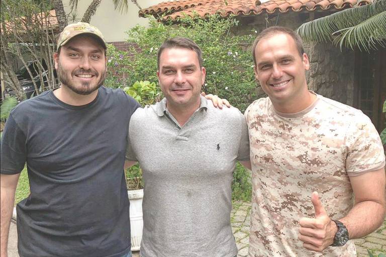 Carlos, Flávio e Eduardo Bolsonaro em foto publicada no Twitter