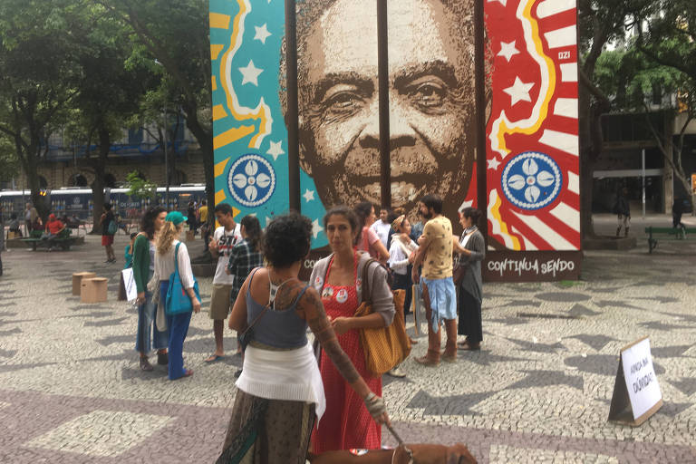 Voluntários conversam com eleitores indecisos em praça do Rio sobre "política e democracia na reta final da eleição 