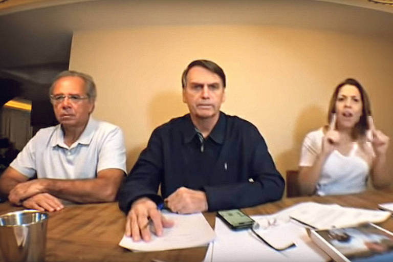 Jair Bolsonaro faz transmissão ao vivo após resultado do primeiro turno das eleições