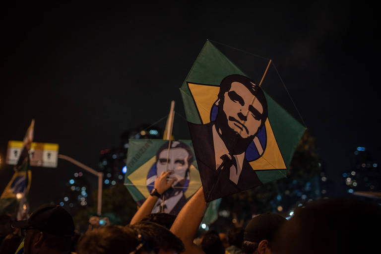 Apoiadores de Jair Bolsonaro comemoram vitória do capitão reformado na eleição presidencial, no Rio de Janeiro