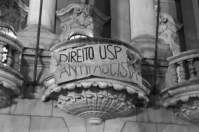 Faixa contra fascismo na fachada da Faculdade de Direito da USP 
