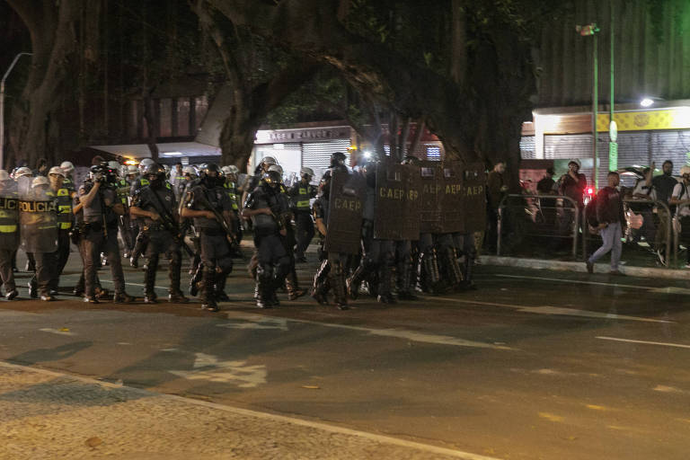 Manifestantes entraram em confronto contra policiais militares no centro de São Paulo durante protesto contra o presidente eleito Jair Bolsonaro (PSL)