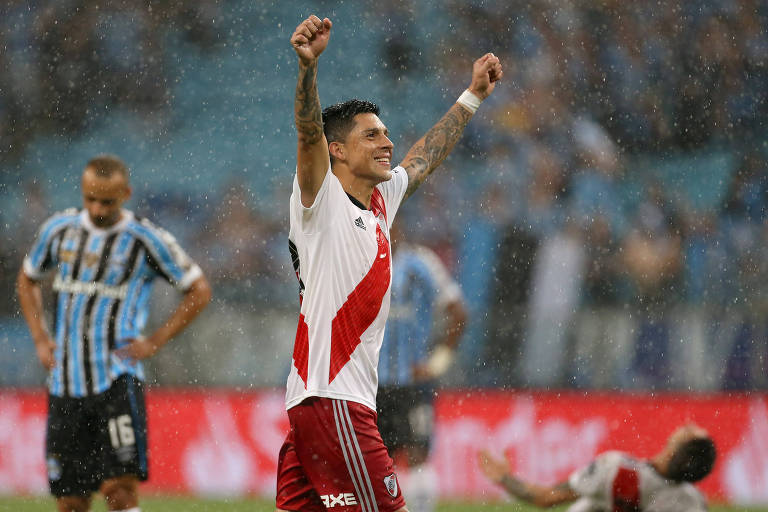 Enzo Pérez, do River Plate, ergue os braços para comemorar a classificação sobre o Grêmio na semifinal da Libertadores