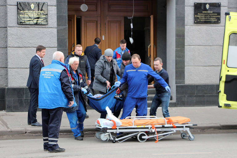 Médicos em frente à sede regional do FSB em Arkhangelsk, na Rússia, onde um adolescente explodiu bomba caseira 