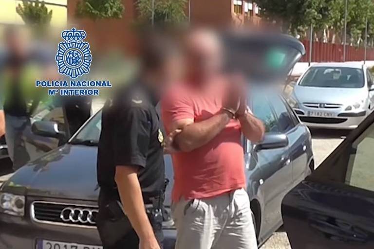 Imagem divulgada pela polícia da Espanha mostra prisão de suspeito de integrar rede de exploração de transexuais brasileiros