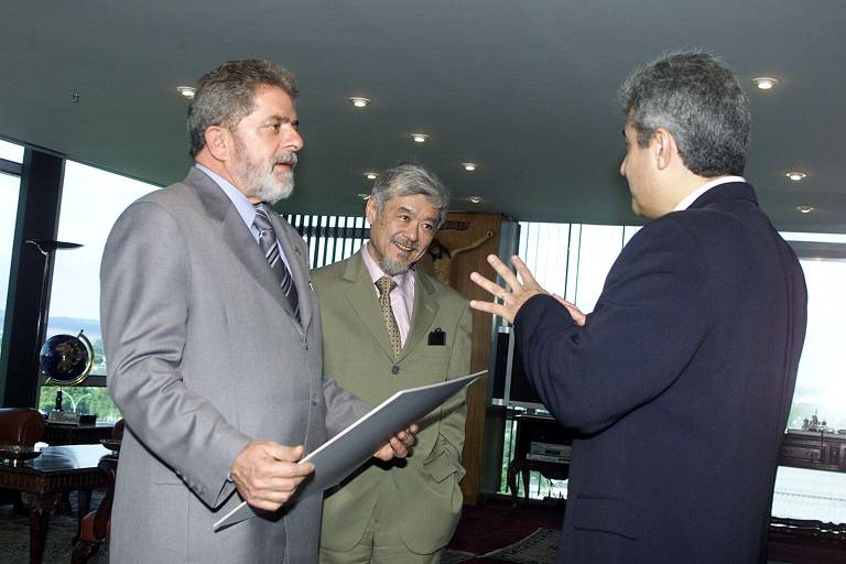 O ex-presidente Luiz Inácio Lula da Silva recebe Marcos Cesar Pontes, com o ex-ministro Luiz Gushiken, no Palácio do Planalto em 2003
