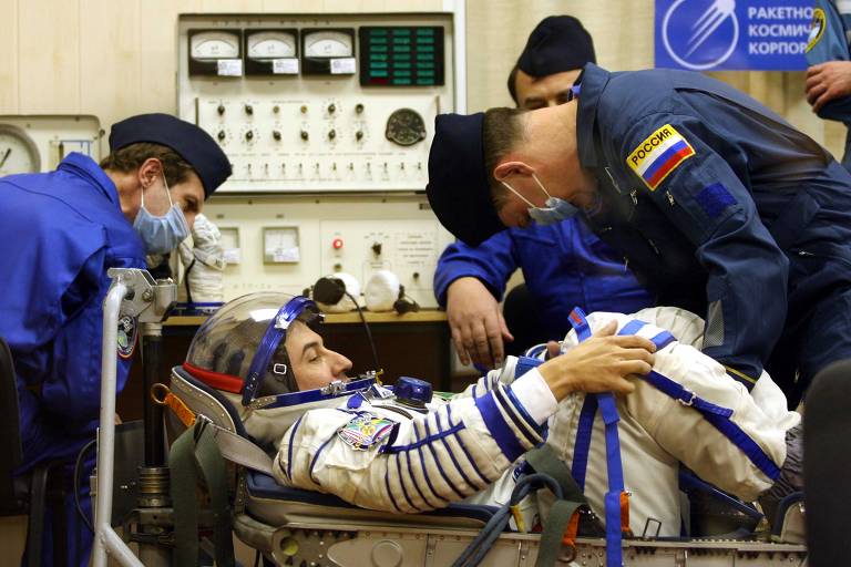 O astronauta Marcos Cesar Pontes faz preparação final para embarcar na nave Soyuz TMA 8, em 2006