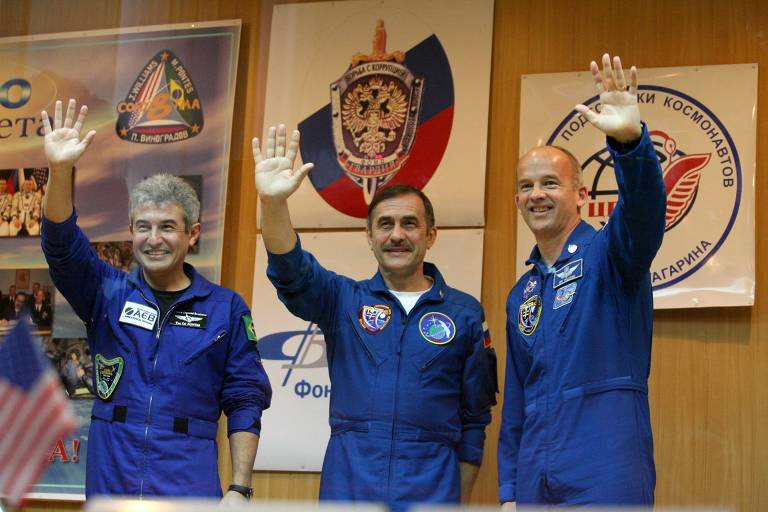 Marcos Pontes com Pavel Vinogradov, da Rússia, e Jeffrey Williams, dos Estados Unidos, antes de decolar para a Estação Espacial Internacional