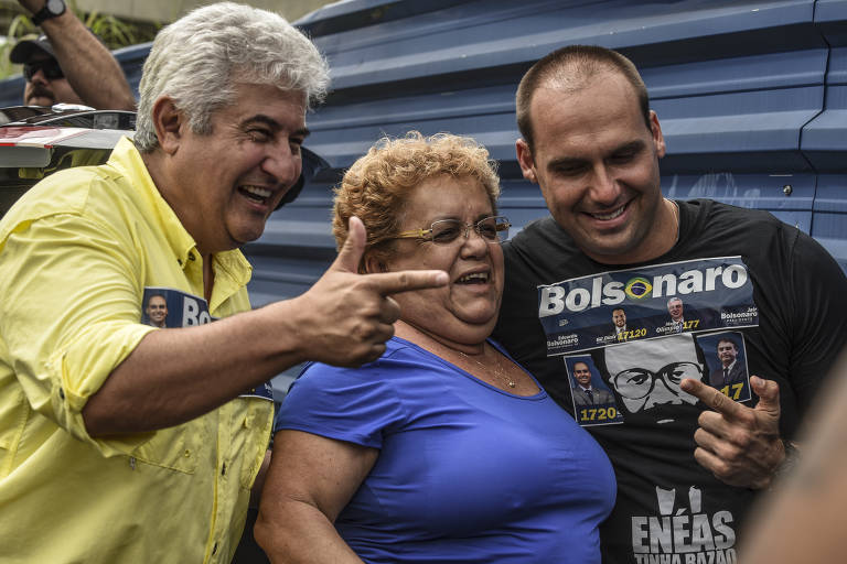 Marcos Pontes e Eduardo Bolsonaro com apoiador do presidente eleito
