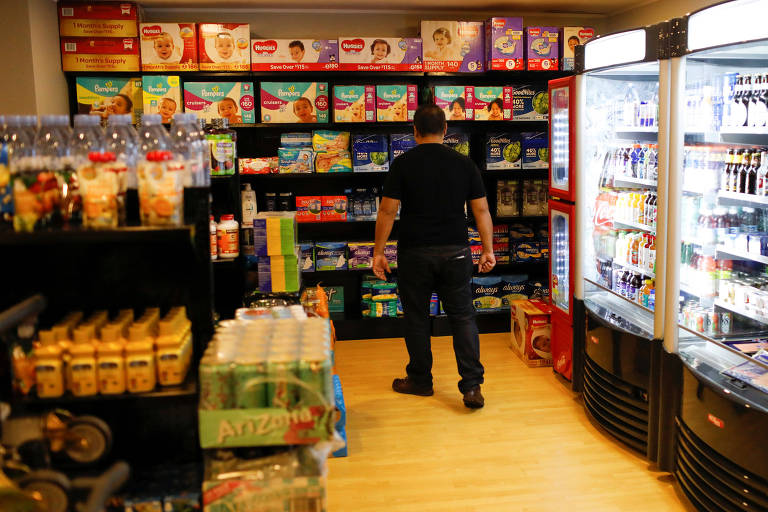 Homem olha produtos em loja de conveniência de hotel cinco estrelas em Caracas, na Venezuela 