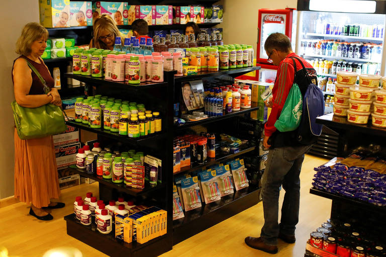 Clientes fazem compras em loja de conveniência de hotel cinco estrelas em Caracas, na Venezuela 