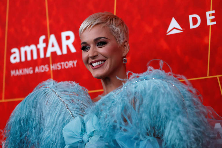 Katy Perry posa com vestido azul