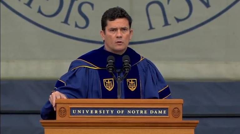 O juiz Sergio Moro é homenageado como o principal orador da cerimônia de formatura da Universidade de Notre Dame, em Indiana, nos EUA