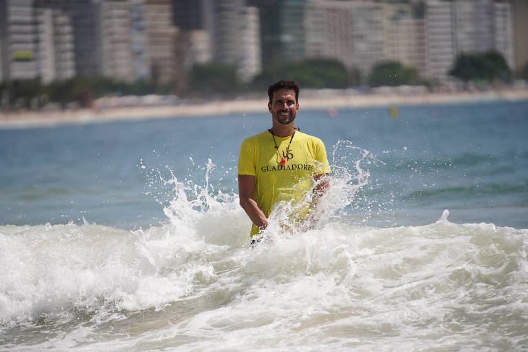 Eleito deputado federal pelo PSL, o ex-nadador olímpico Luiz Lima posa para a foto na praia de Copacabana, onde ele dá treinos de maratona aquática