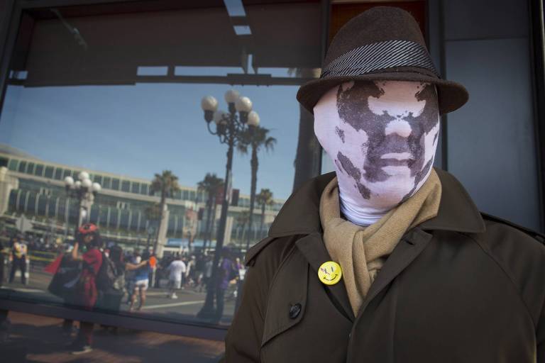 Homem vestido de Rorschach, personagem da graphic novel "Watchmen"