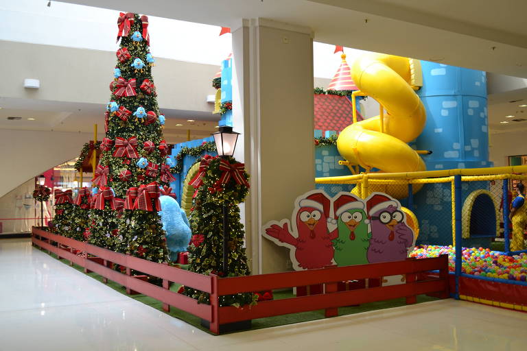 Área com árvore de Natal, escorregador e piscina de bolinhas no Raposo Shopping
