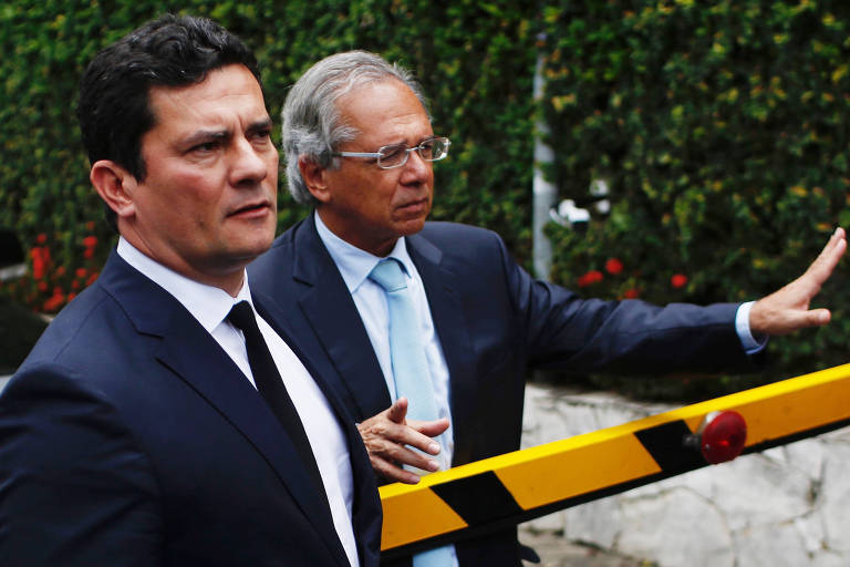 Os ministros da Justiça, Sergio Moro, e da Economia, Paulo Guedes, em portaria do condomínio de Jair Bolsonaro no Rio de Janeiro, em novembro do ano passado