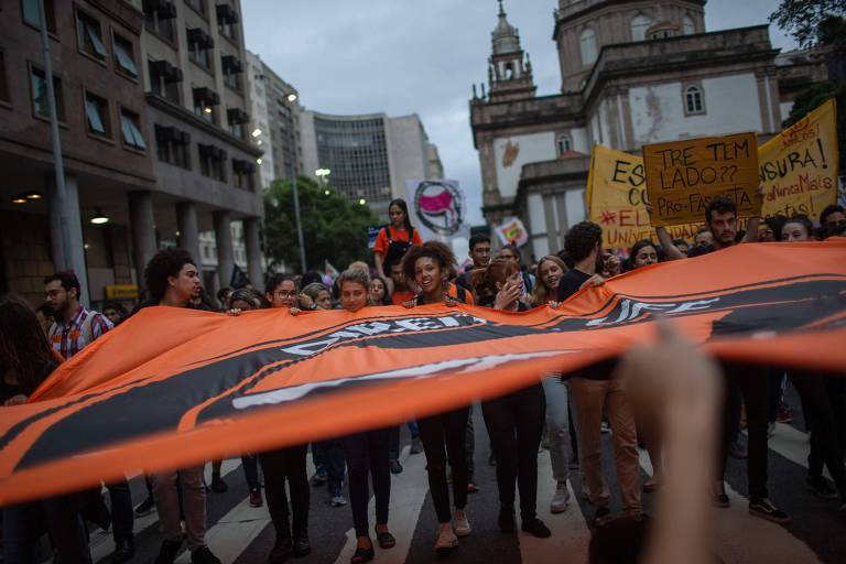 Estudantes da Universidade Federal Fluminense exibem bandeira contra o fascismo, que foi barrada pela Justiça