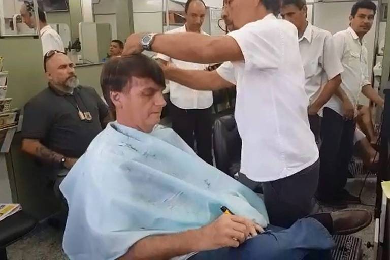 O presidente eleito, Jair Bolsonaro (PSL), corta o cabelo em salão no bairro de Bento Ribeiro, no Rio