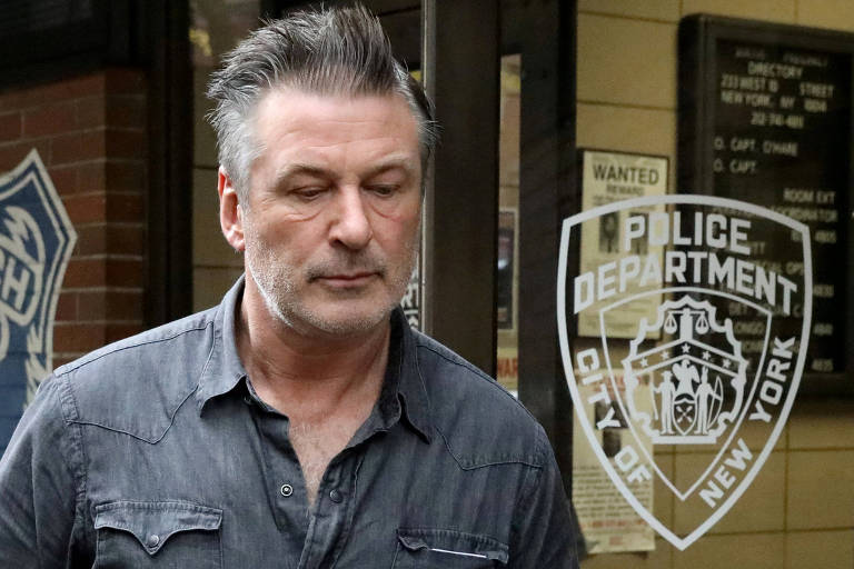 Alec Baldwin deixa delegacia em Nova York