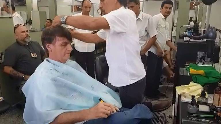 Bolsonaro corta o cabelo em salão no bairro de Bento Ribeiro, no Rio, um dia depois de ter divulgado foto cortando o cabelo em casa