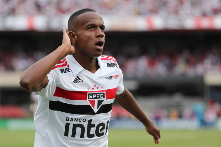 Jogador Helinho, 18, do São Paulo, comemora segundo gol da equipe contra o Flamengo, no Morumbi