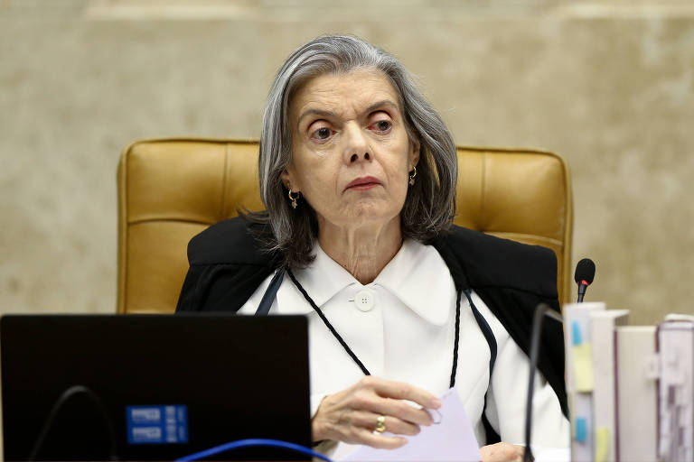 A ministra do STF Carmen Lúcia durante sessão plenária 