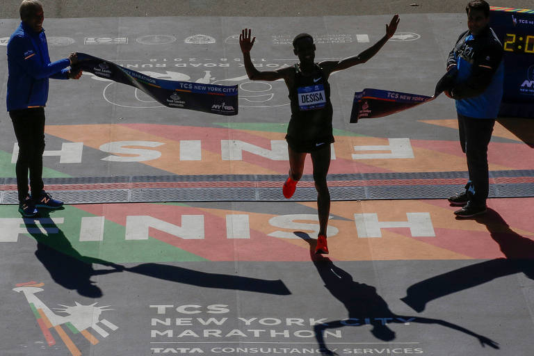 Lelisa Desisa, na Etiópia, cruza a linha de chegada em primeiro lugar na Maratona de Nova York