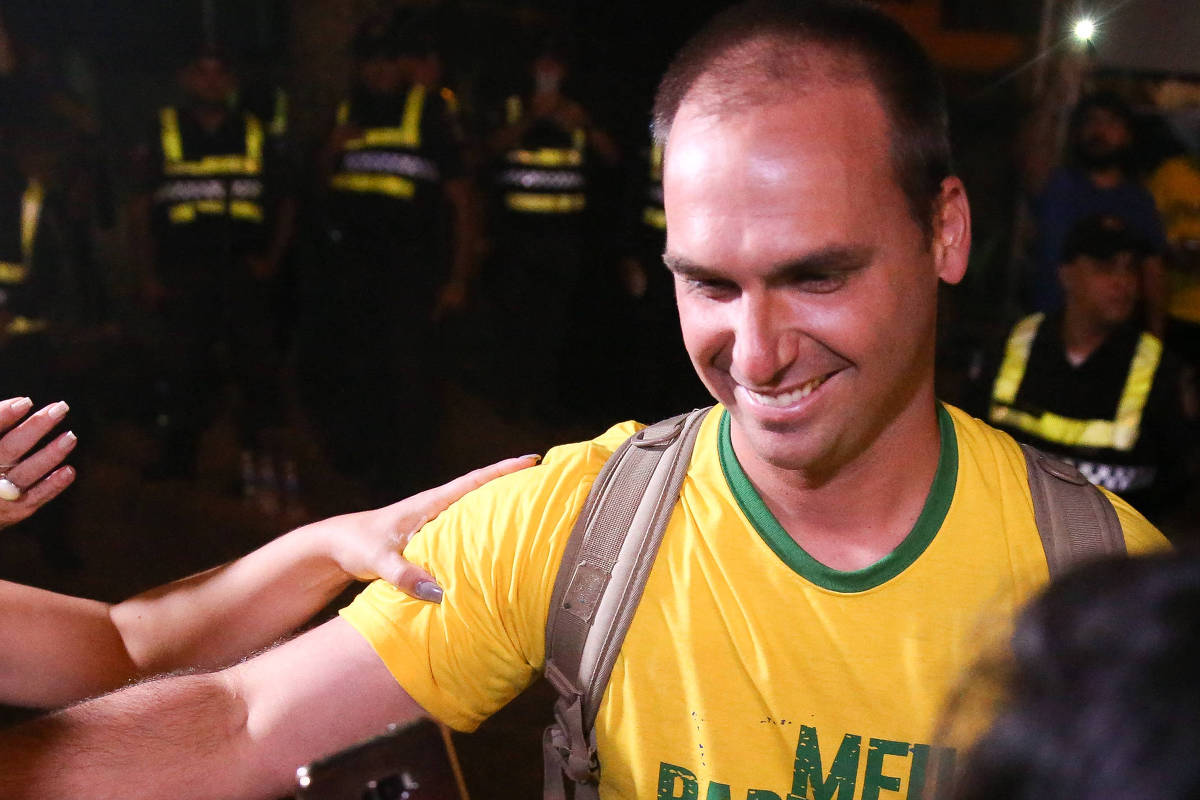 Eduardo Bolsonaro defende ampliação do acesso a armas por decreto presidencial