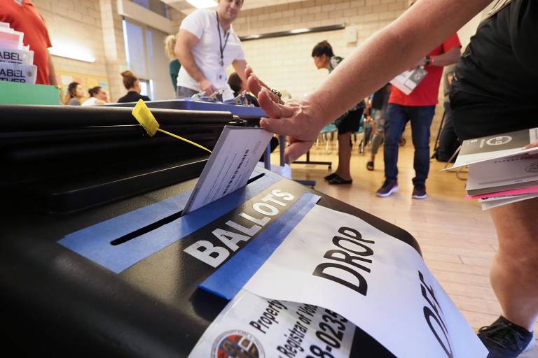 Eleitora vota em biblioteca em Los Angeles; processo é antecipado em alguns distritos