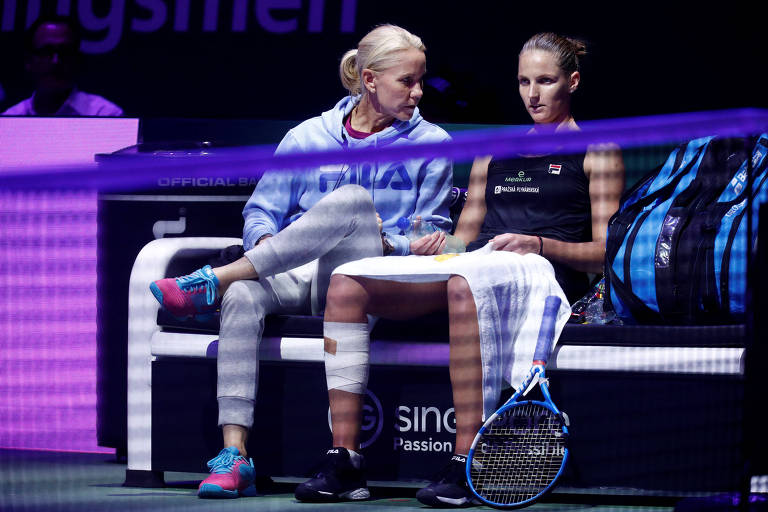 Karolina Pliskova conversa com sua técnica, Rennae Stubbs, durante as semifinais do WTA Finals