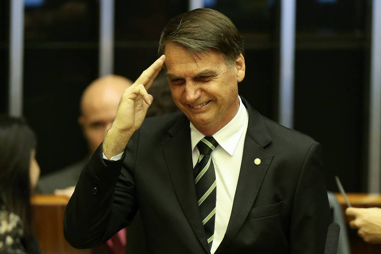 O hábito de Jair Bolsonaro de prestar continência